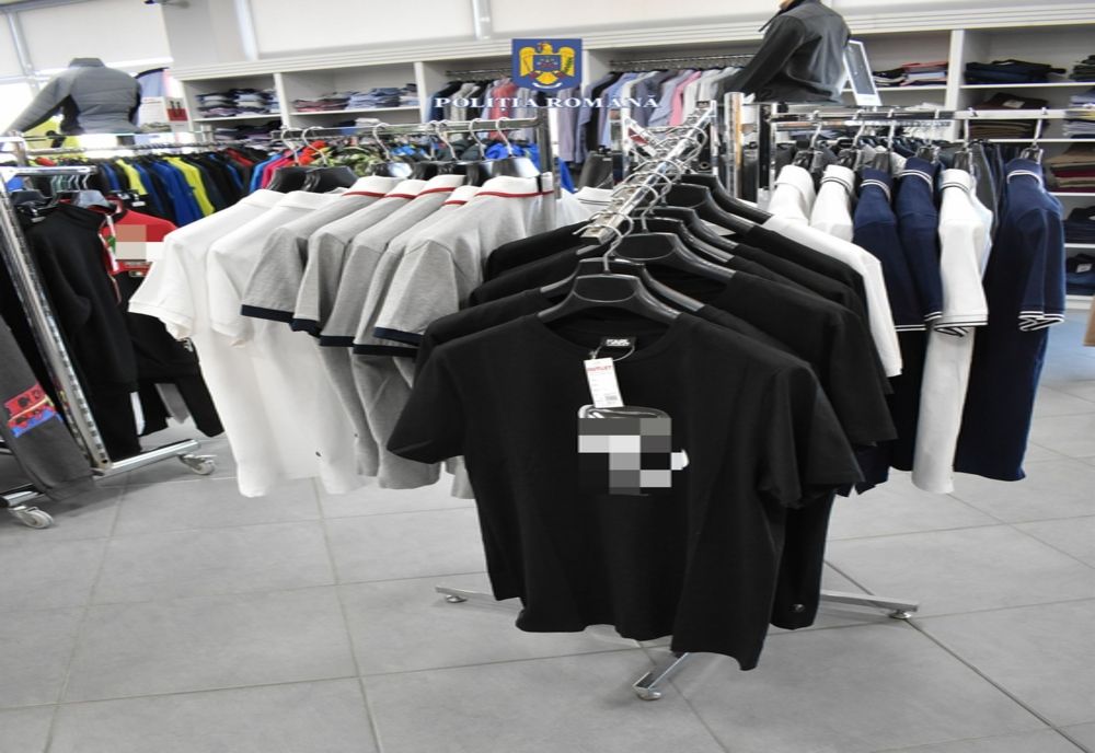 Percheziții la comercializanții de fake-uri din Urziceni și Fetești