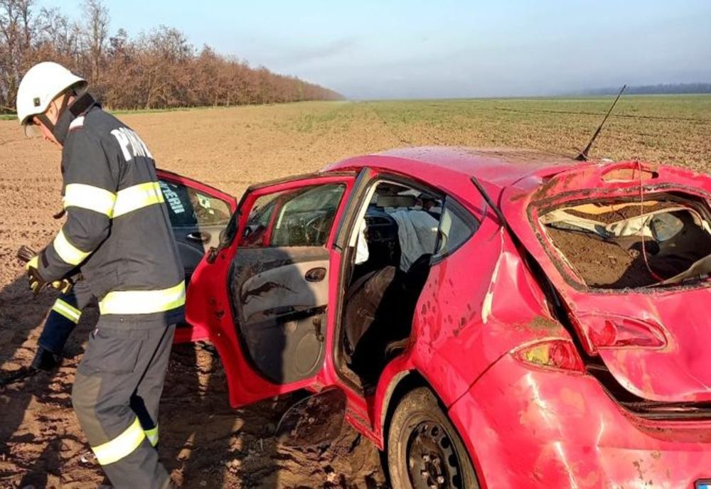    FOTO S-au răsturnat cu mașina în prima zi de Paști. Șoferul era beat criță