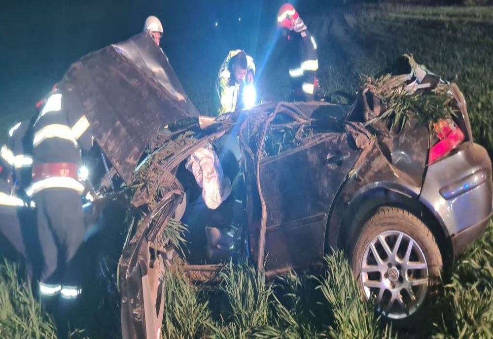 FOTO Accident cumplit în Ialomița. Două mașini s-au ciocnit violent, una dintre ele s-a răsturnat după impact