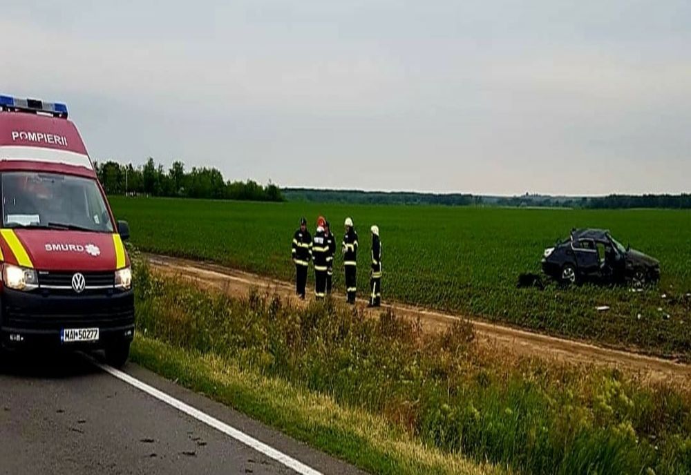 FOTO Şofer mort, după ce s-a răsturnat cu maşina într-un accident produs în Ialomița