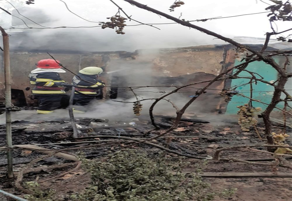 FOTO O casă a luat foc din cauza unui scurtcircuit electric. O femeie în pericol