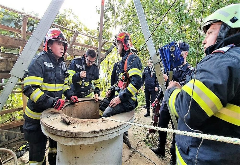 FOTO Misiune contracronometru. Femeie scoasă dintr-o fântână adâncă de 14 metri 
