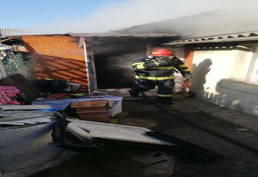 Casă cuprinsă de flăcări. O persoană a făcut atac de panică