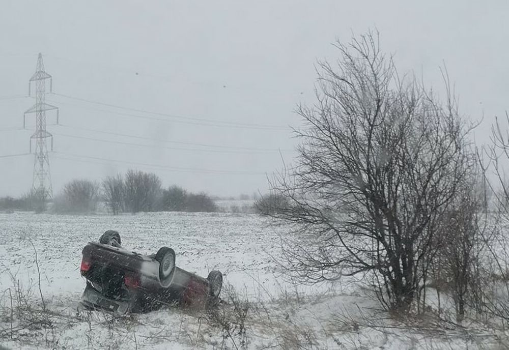 Cascadorie pe DN21. Mașină răsturnată