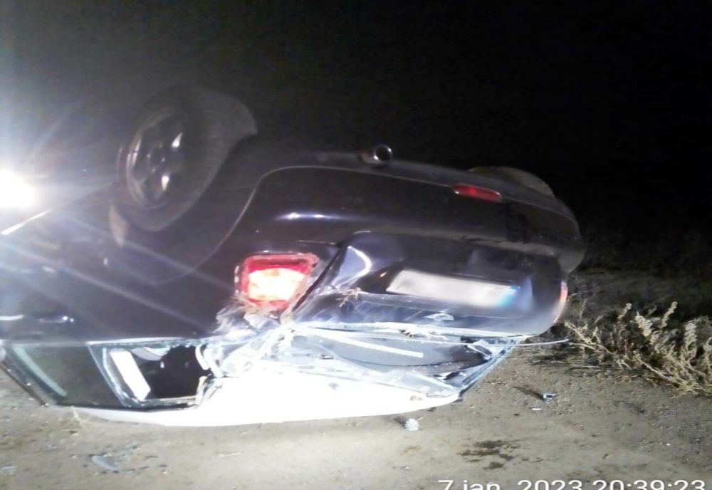 FOTO Cascadorie pe șosea, mașină răsturnată