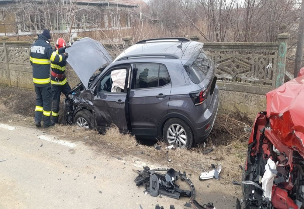 FOTO Impact violent între două autoturisme pe drumurile din Ialomița. Trei persoane rănite