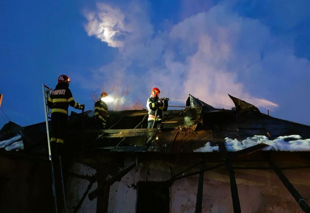 FOTO Casă cuprinsă de flăcări. O persoană a făcut atac de panică