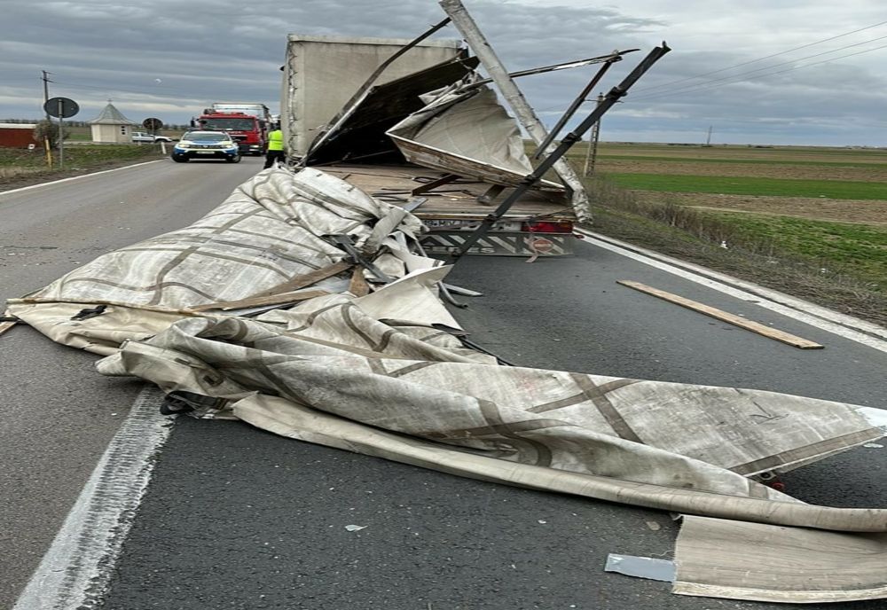 Accident cu două autocamioane implicate pe DE 87, între localitățile Șendreni și Baldovinești