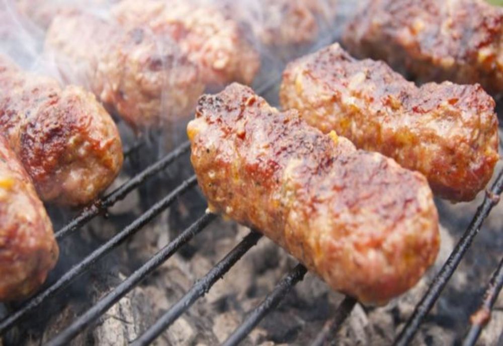 Cererea de mici pentru 1 Mai, mai mare cu aproximativ 30% faţă de anul trecut