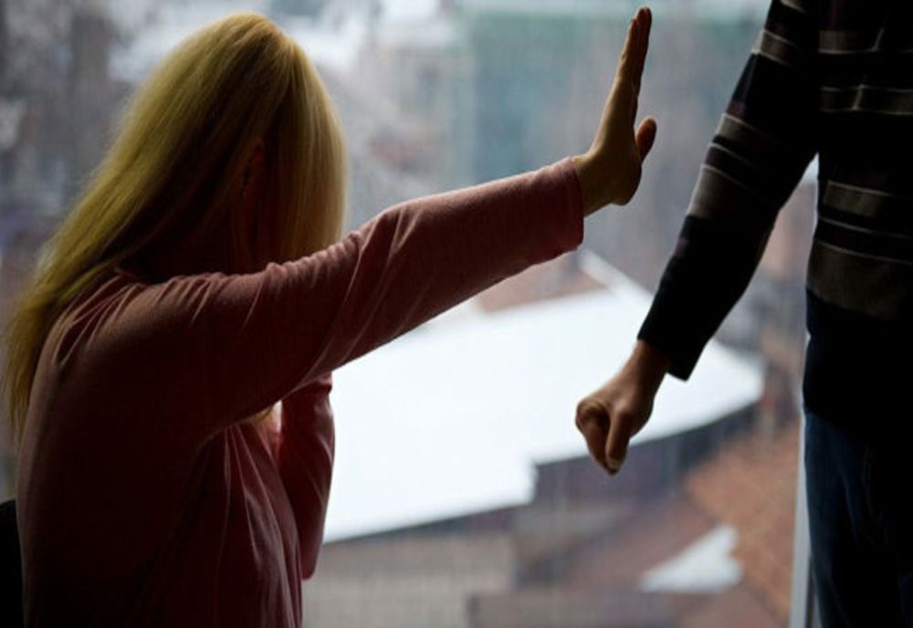 Dispute conjugale sfârșite cu bătaie. Nu se mai pot apropia 5 zile de concubine
