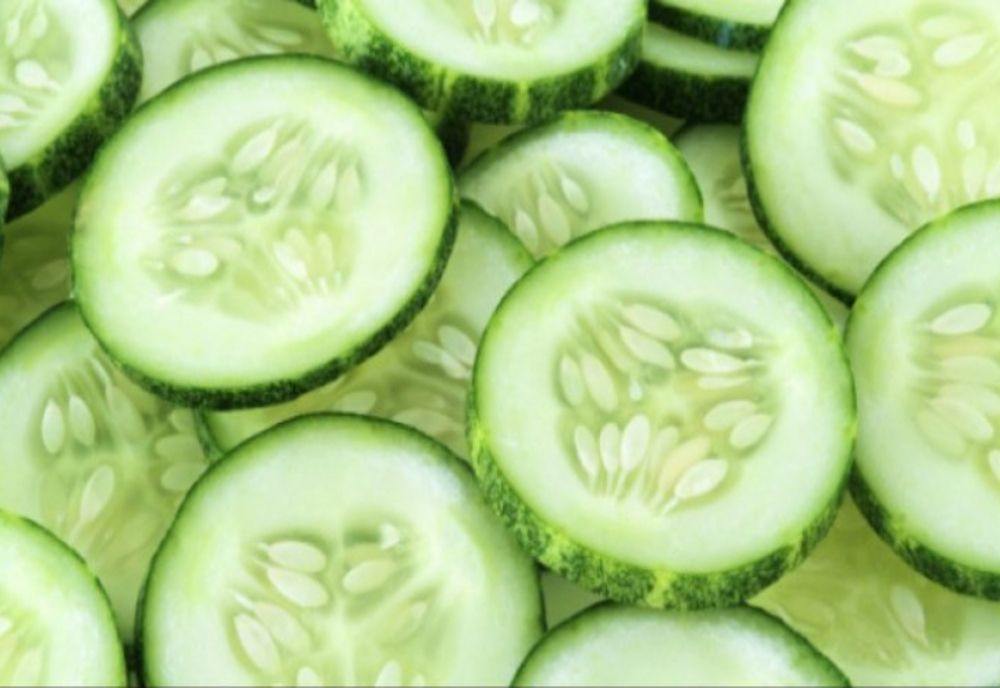 Castraveții românești se vând cu 1 leu/kg la poarta fermei și ajung să coste 7 lei/kg în supermarket