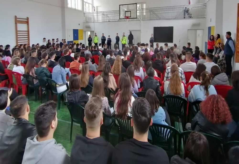 Polițiști printre elevii de la Colegiul "Grigore Moisil"