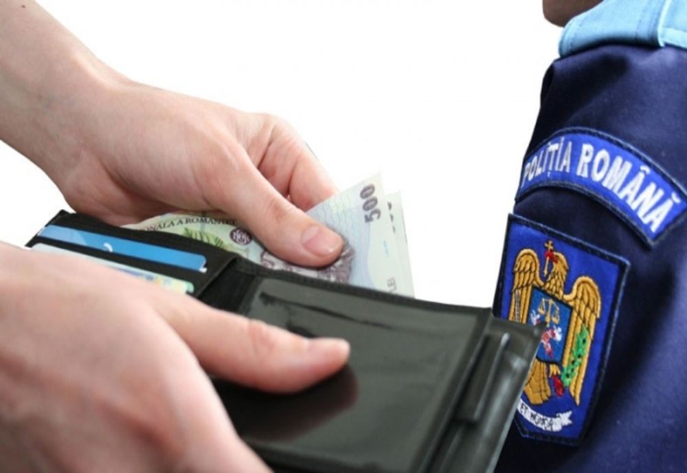 AGENT DE POLIȚIE PRINS ÎN FLAGRANT ÎN TIMP CE LUA MITĂ