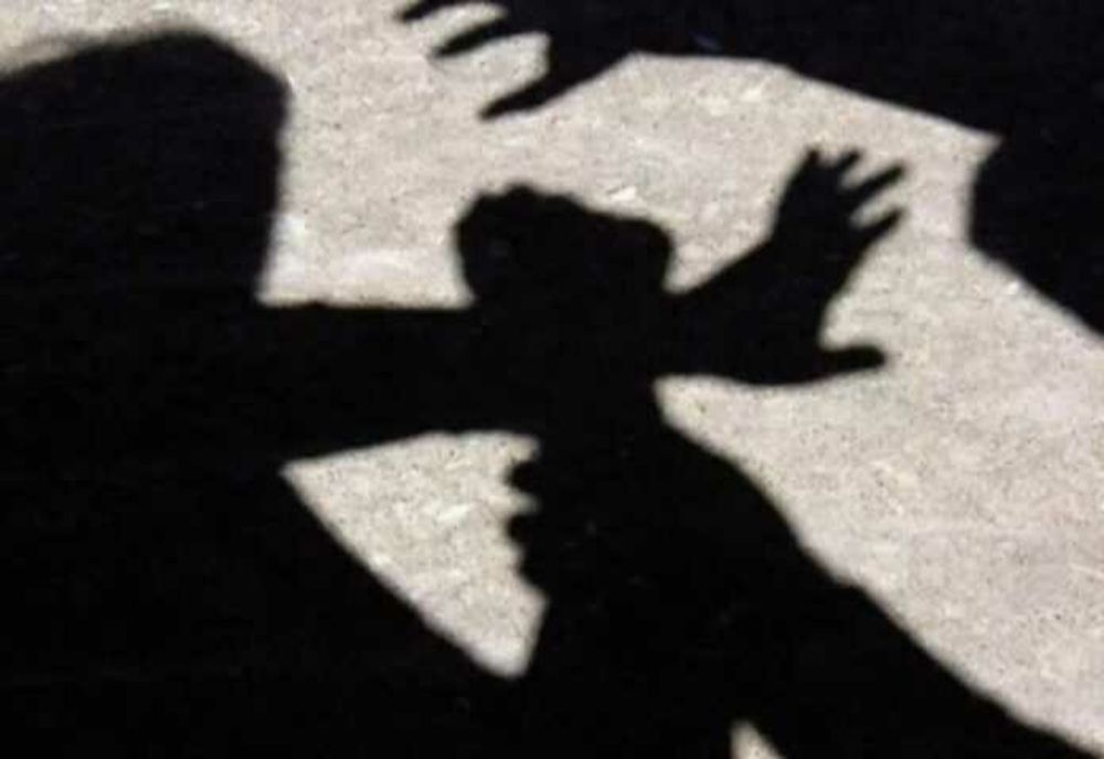 PROFESOARĂ BĂTUTĂ CU SĂLBĂTICIE DE O ELEVĂ, CHIAR ÎN INCINTA ȘCOLII