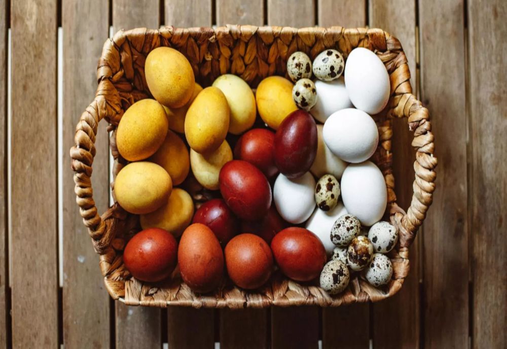 METODE NATURALE PRIN CARE POȚI SĂ VOPSEȘTI OUĂLE PE PAȘTE