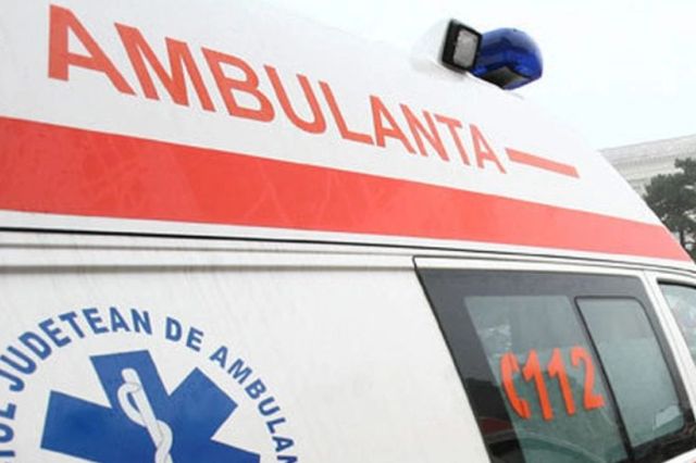 Bărbat în stare critică după o cădere de la etajul patru