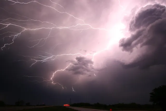 Meteo 16 mai 2026. Alertă de vreme rea: Weekend cu ploi torențiale și vijelii în România!