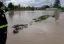 Salvare dramatică în Dâmbovița! Un bărbat a fost scos cu elicopterul din viitură după ce s-a urcat pe un excavator