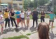 Doi studenți pakistanezi învață copii din Sudiți să viseze în limba engleză