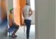 VIDEO | O femeie şi-a legat soţul cu o frânghie şi l-a dus cu forţa la centrul de vaccinare