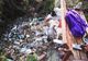 Nesimţire şi lipsă de educaţie: munţi de ambalaje şi gunoaie lângă coşul de gunoi