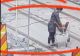 Scene de comedie în București. O femeie a încercat să plece cu șine de tramvai într-un cărucior de supermarket - VIDEO